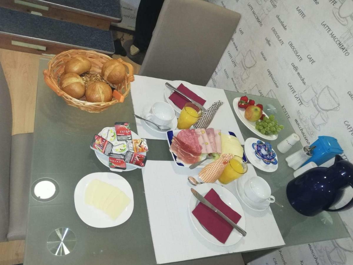 Hotel Pension Check In Güstrow Esterno foto